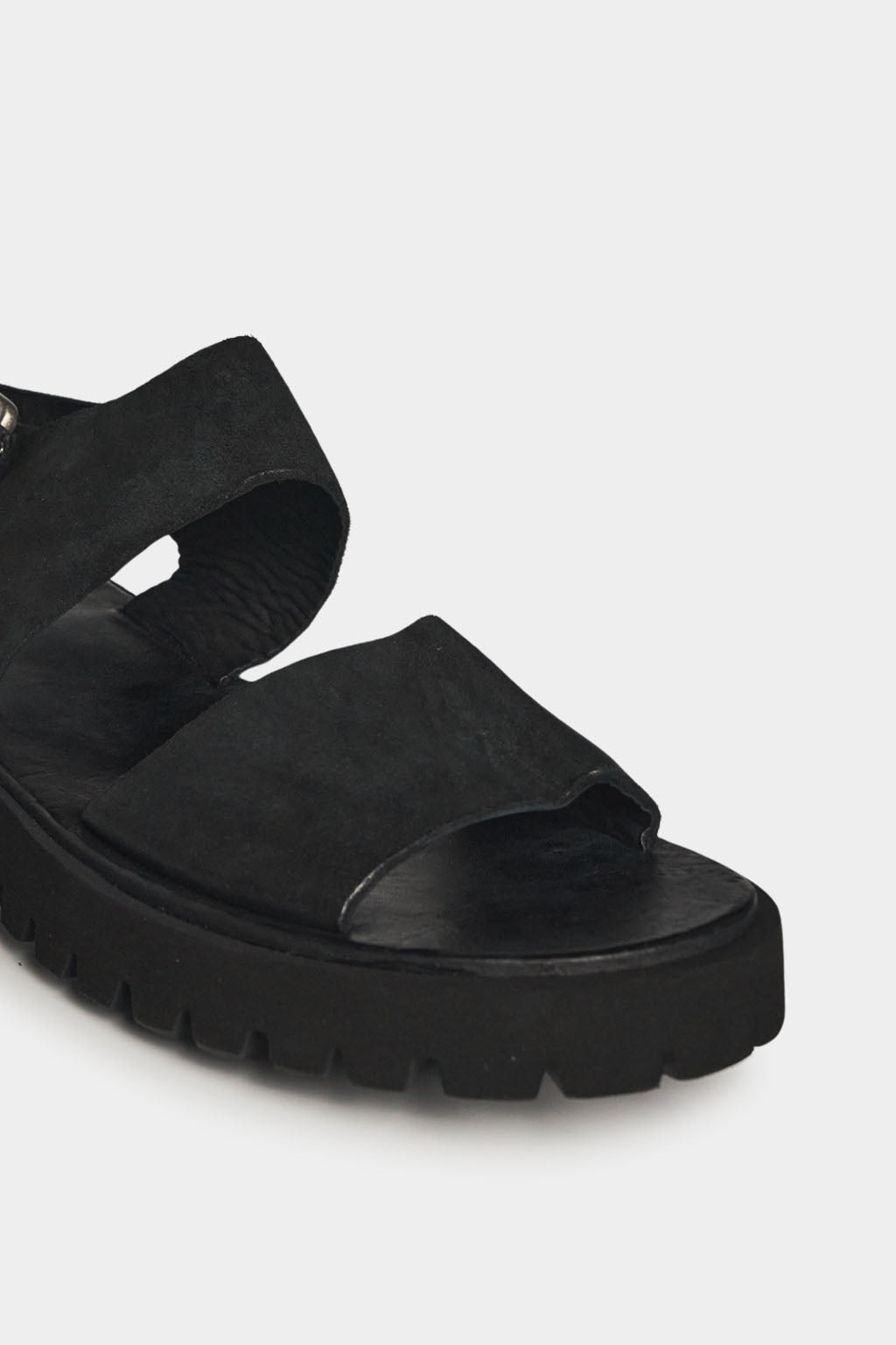 Sandal / Lug — CARBON