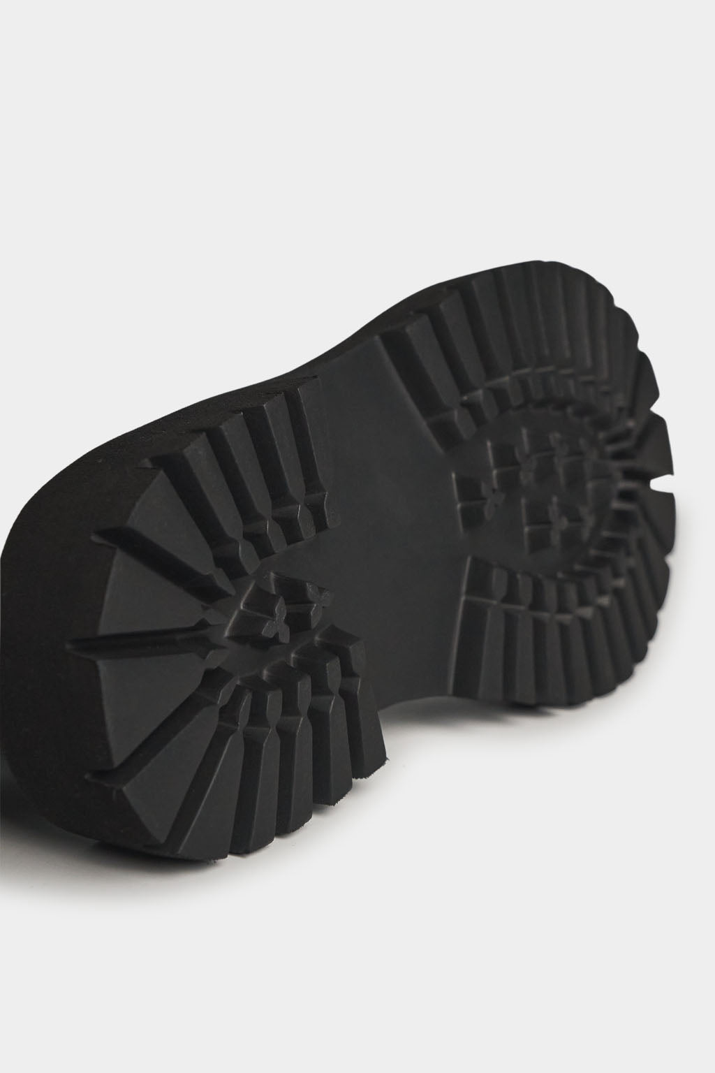 Sandal / Lug — CARBON